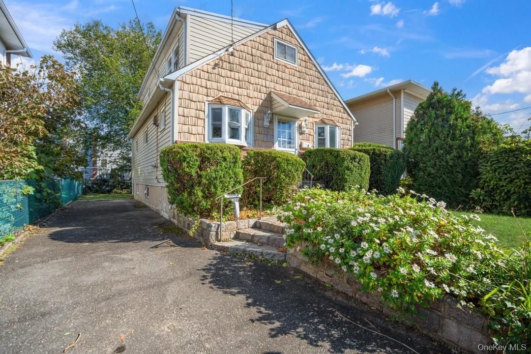 Exterior, Facade, Queen Anne Victorian