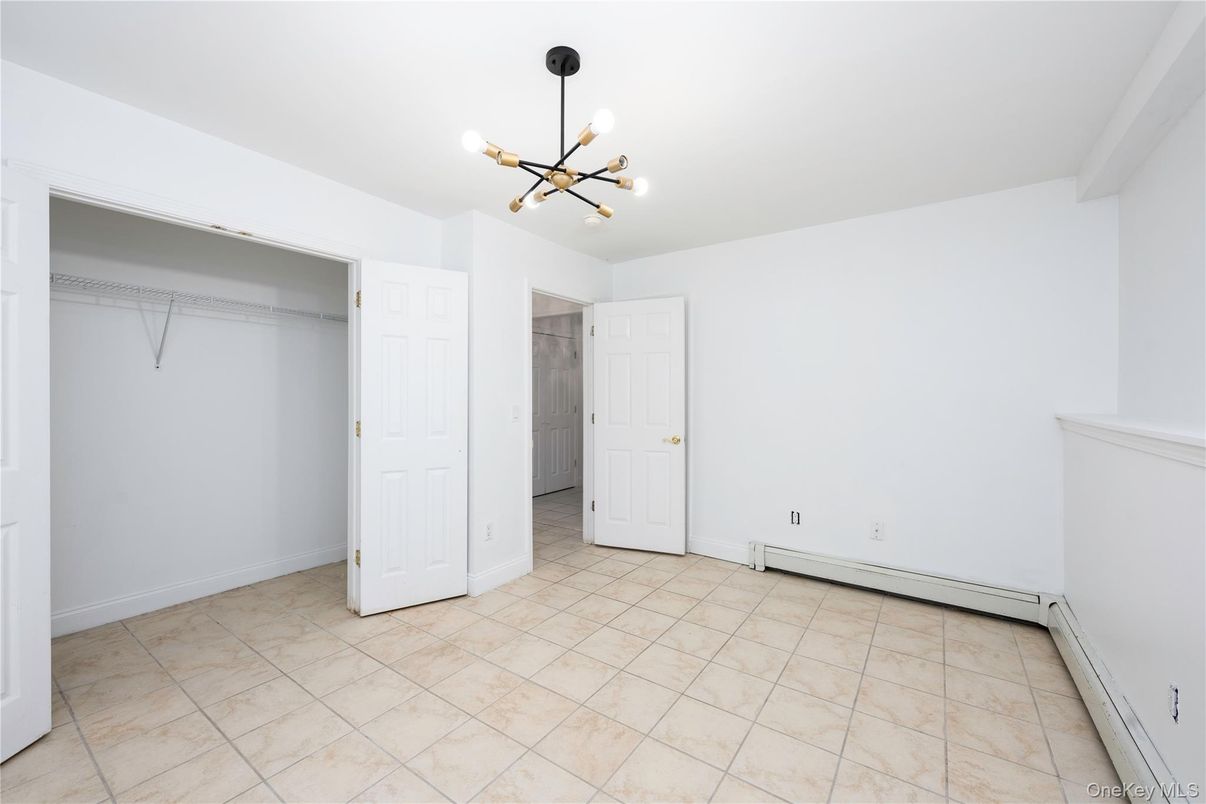Empty room, Interior, Pendant Lights
