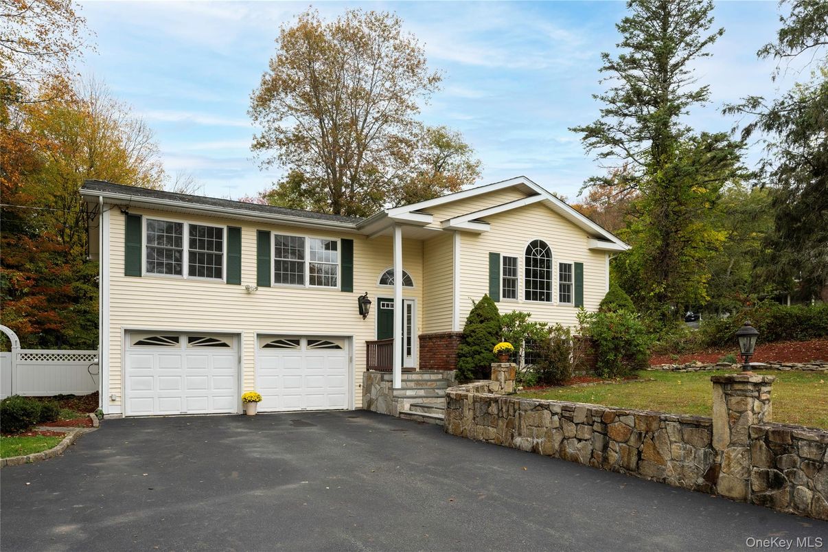 Attached, Exterior, Facade, Raised Ranch