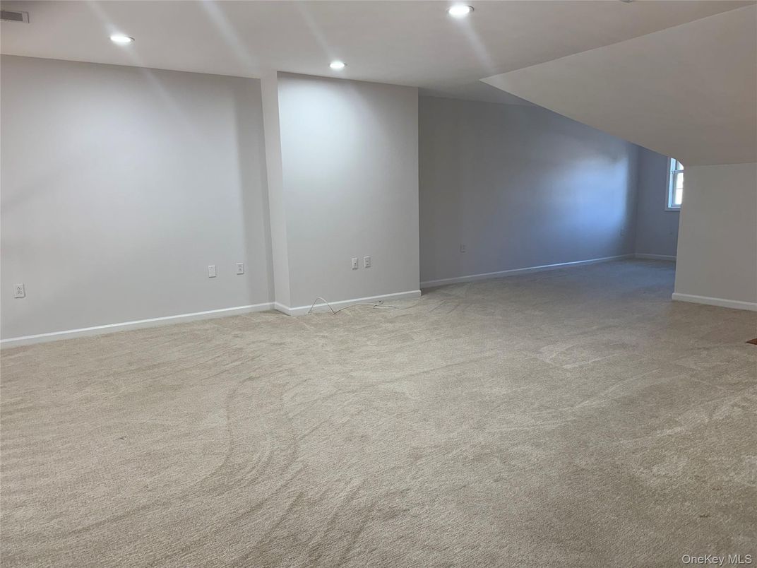 Empty room, Interior, Recessed Lighting