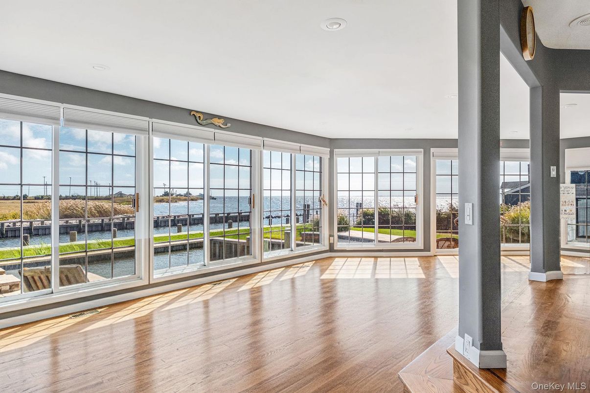 Empty room, Interior, Recessed Lighting, Water, Wood Texture Flooring