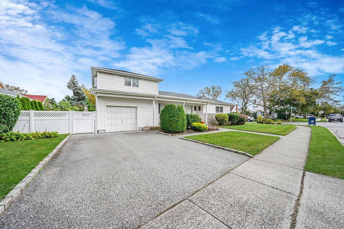 Attached, Exterior, Facade, Mediterranean