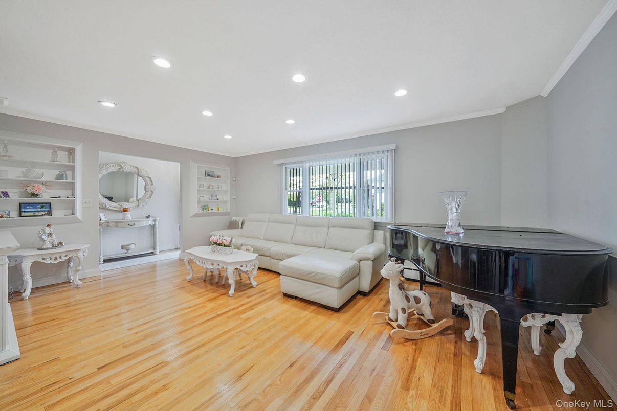 Interior, Living room, Piano, Recessed Lighting, Wood Texture Flooring