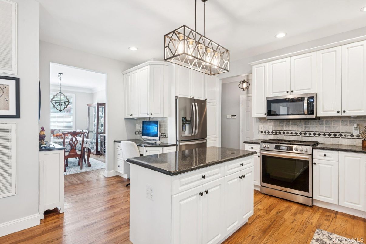 Chandelier, Dining room, Interior, Kitchen, Pendant Lights, Recessed Lighting, Stainless Steel Appliances, Wood Texture Flooring