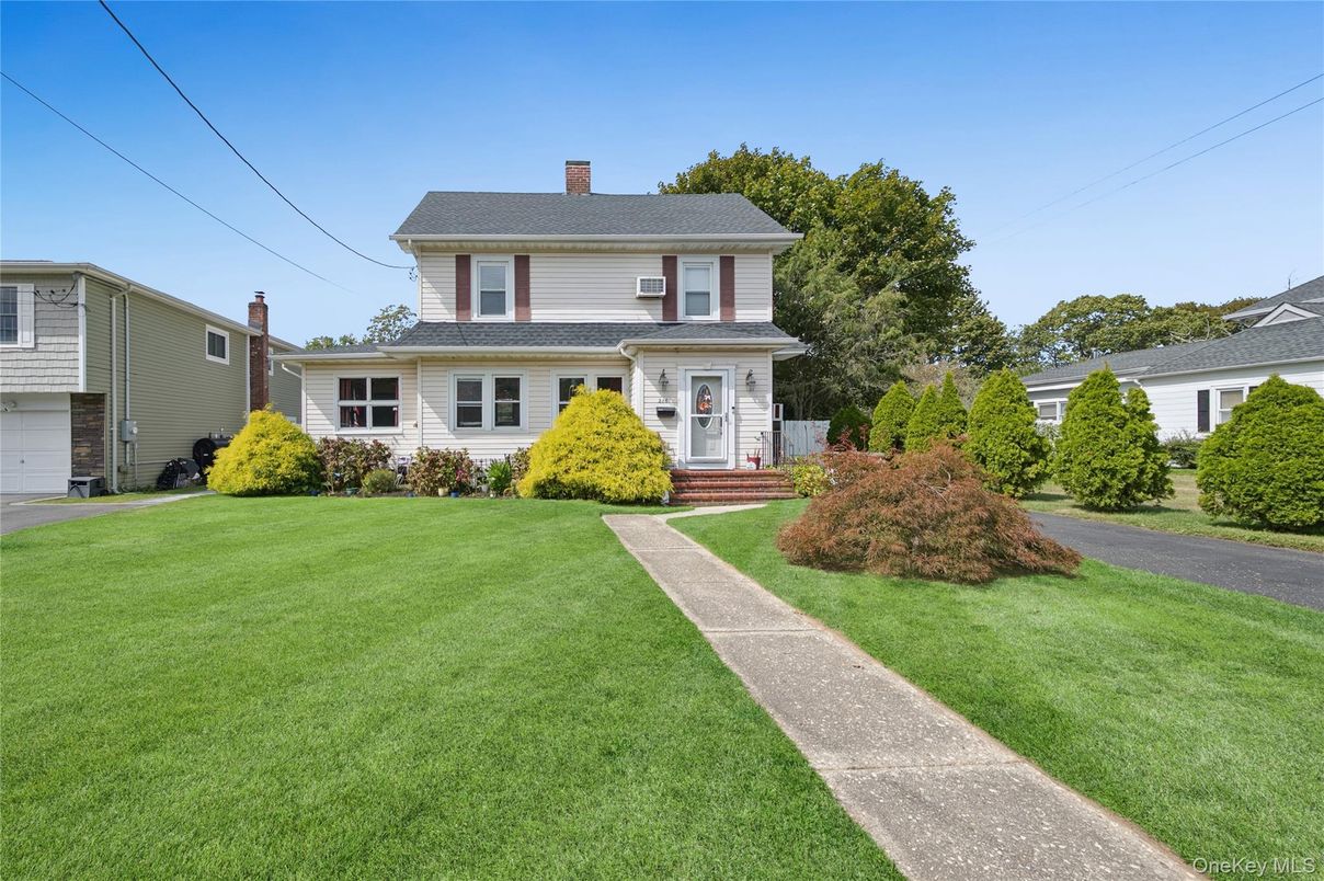 Attached, Exterior, Facade, American Foursquare