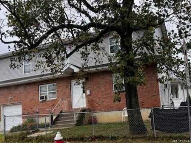 Exterior, Facade, Brick Facade, Rowhouse