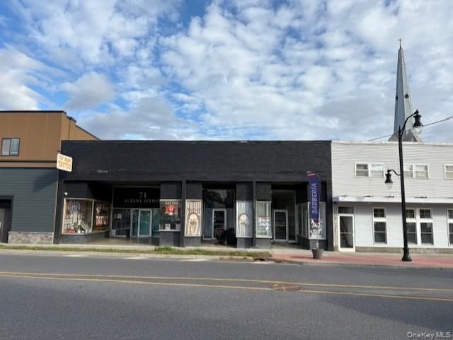 Exterior, Facade, Modern