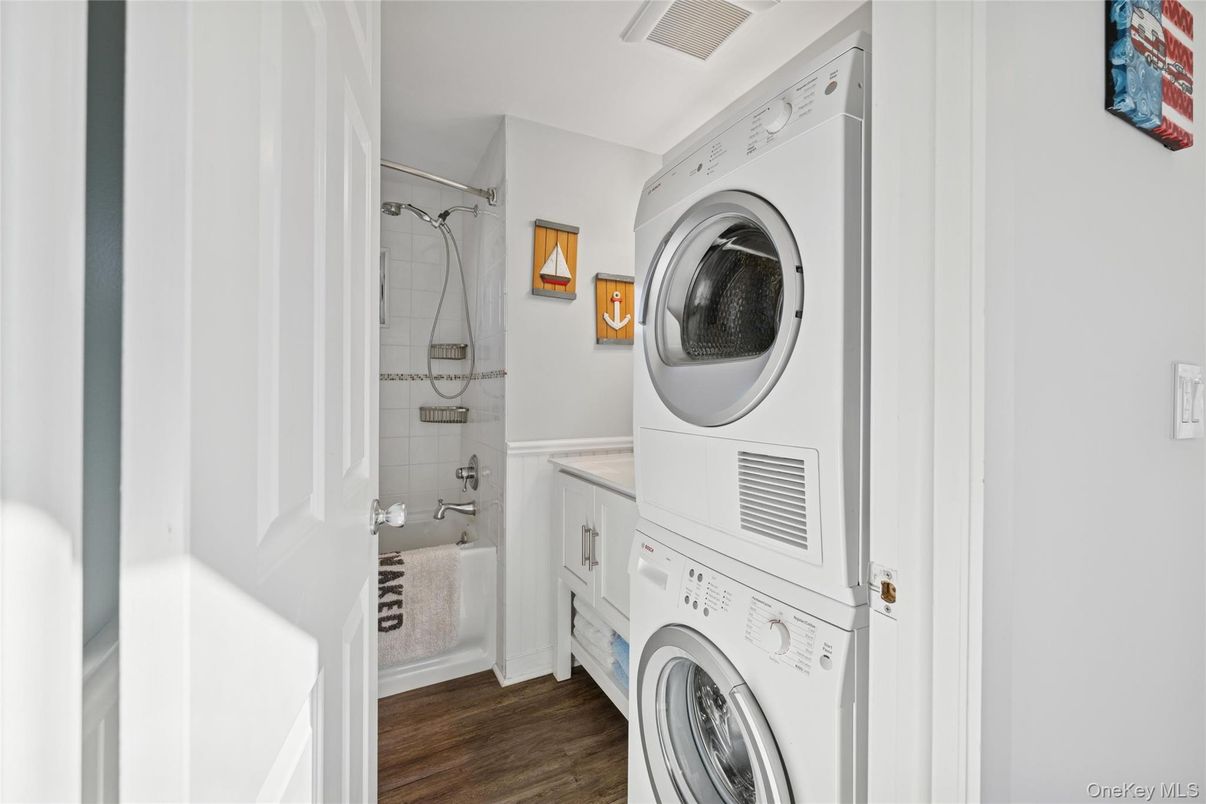 Interior, Utility Closets, Washer, Wood Texture Flooring