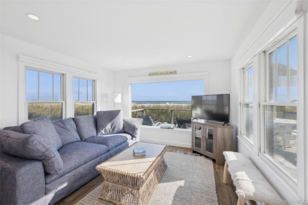 Interior, Living room, Recessed Lighting, Water, Wood Texture Flooring