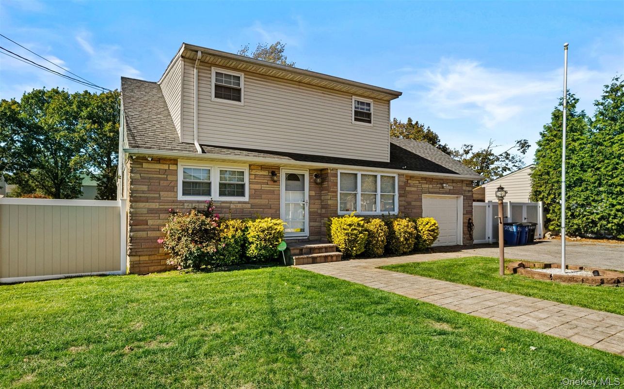 Attached, Exterior, Facade, Cape Cod