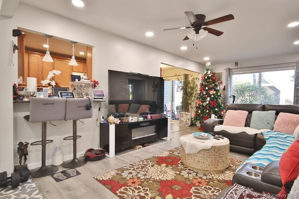 Interior, Kitchen, Living room, Pendant Lights, Recessed Lighting, Wood Texture Flooring