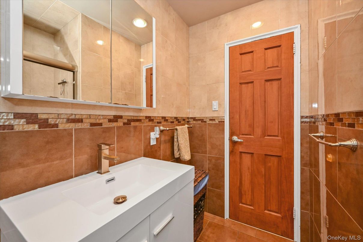 Bathroom, Interior, Recessed Lighting
