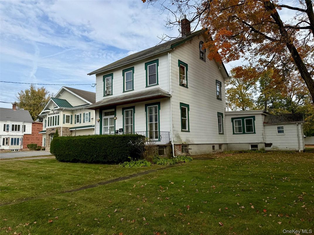 Exterior, Facade, American Foursquare