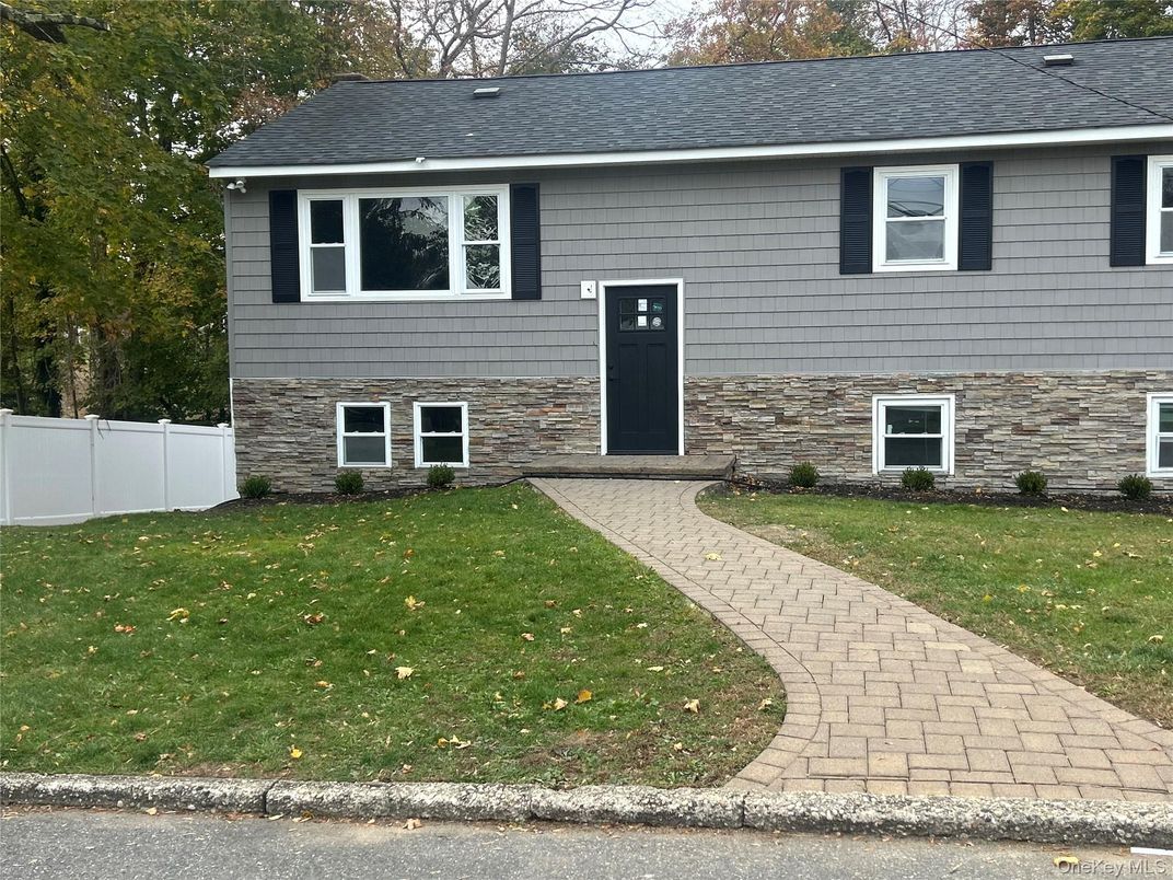 Exterior, Facade, Raised Ranch