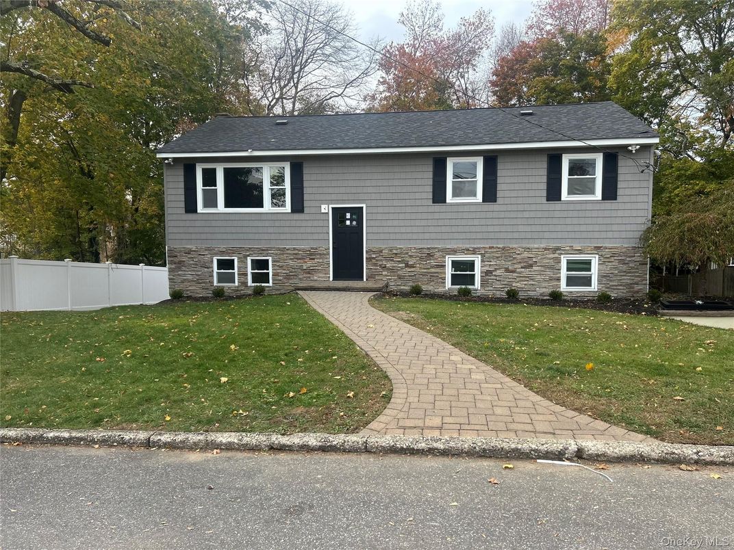 Exterior, Facade, Raised Ranch