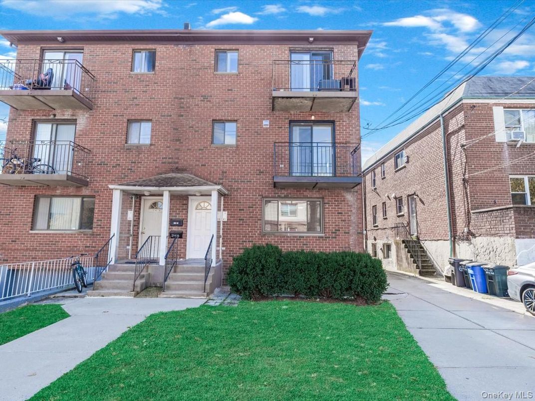 Exterior, Facade, Brick Facade, Rowhouse