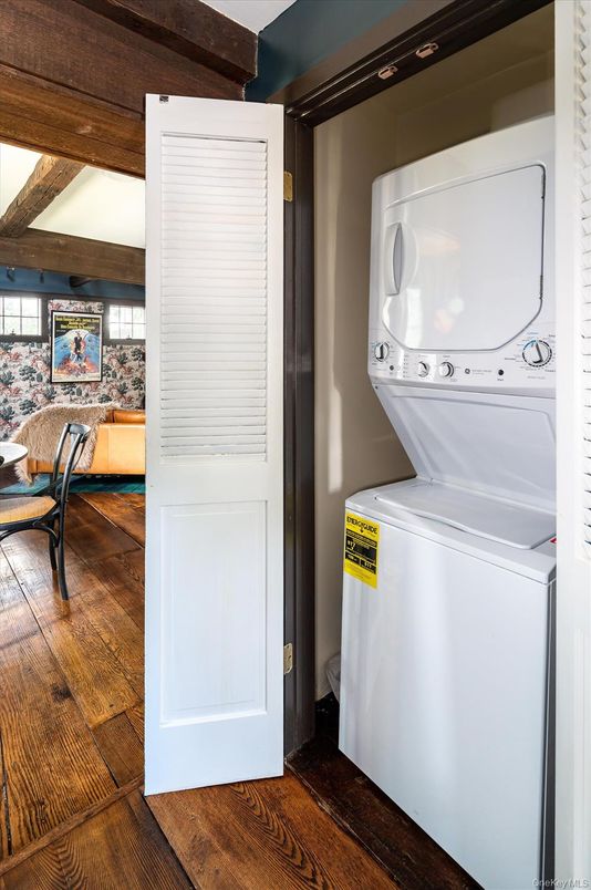 Interior, Utility Closets, Washer, Wood Texture Flooring