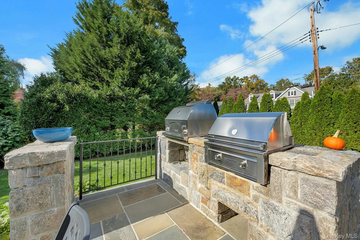 Exterior, Outdoor Kitchen