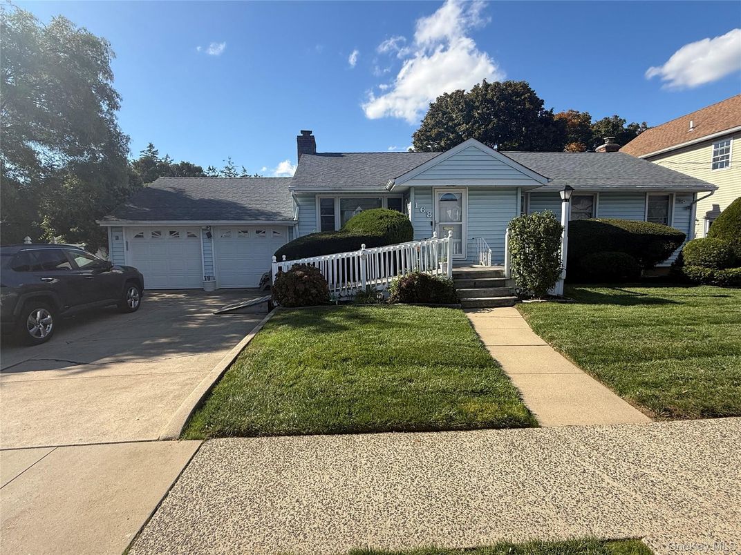 Attached, Exterior, Facade, Cape Cod