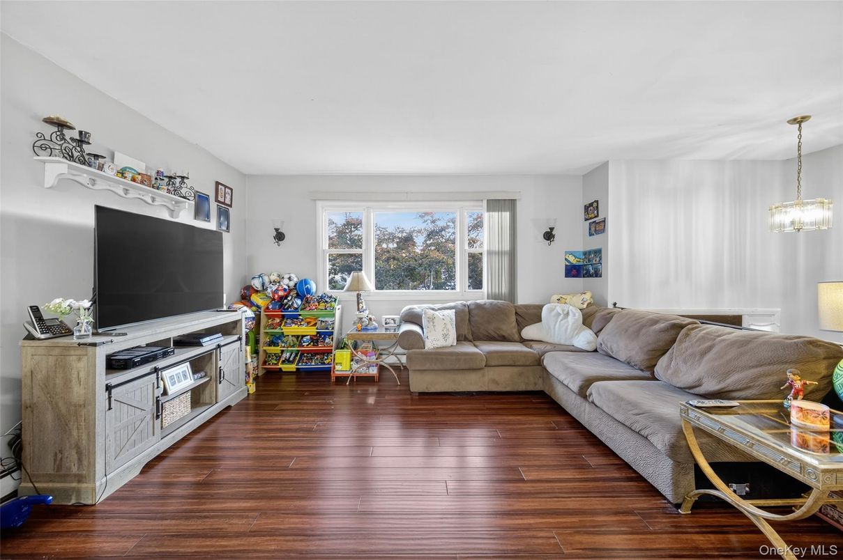 Interior, Living room, Pendant Lights, Wood Texture Flooring