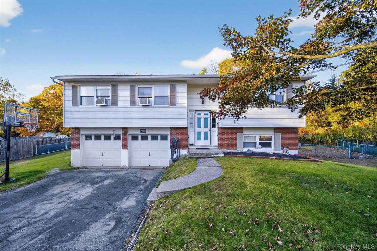 Attached, Exterior, Facade, Brick Facade, Raised Ranch