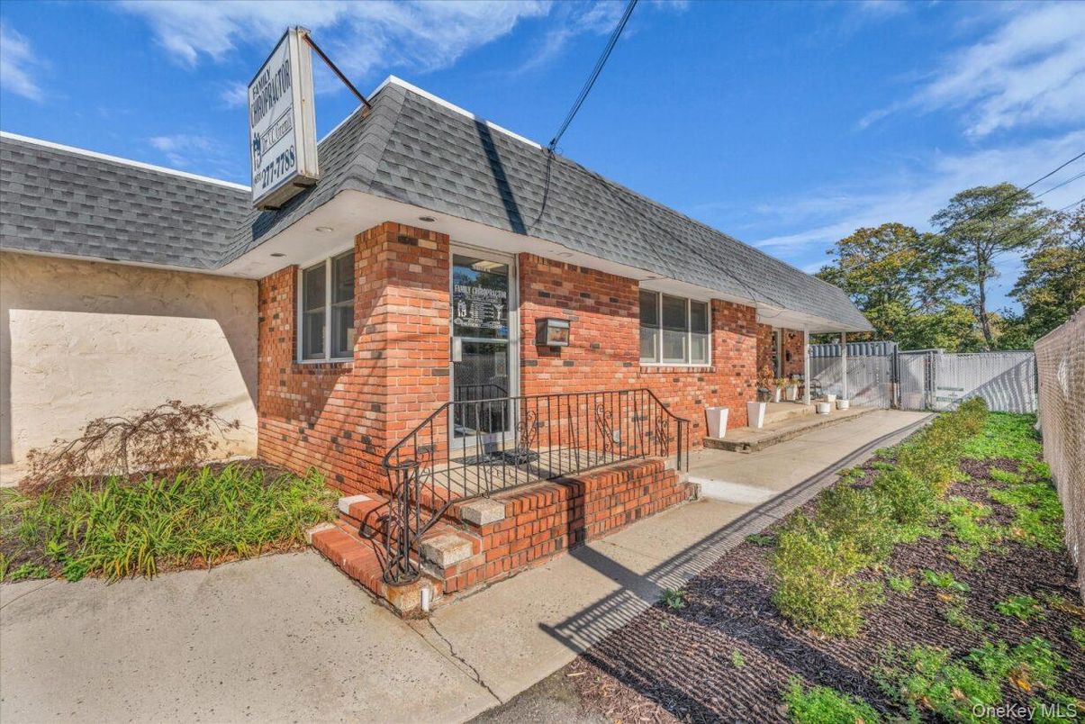 Exterior, Facade, Brick Facade, Cape Cod