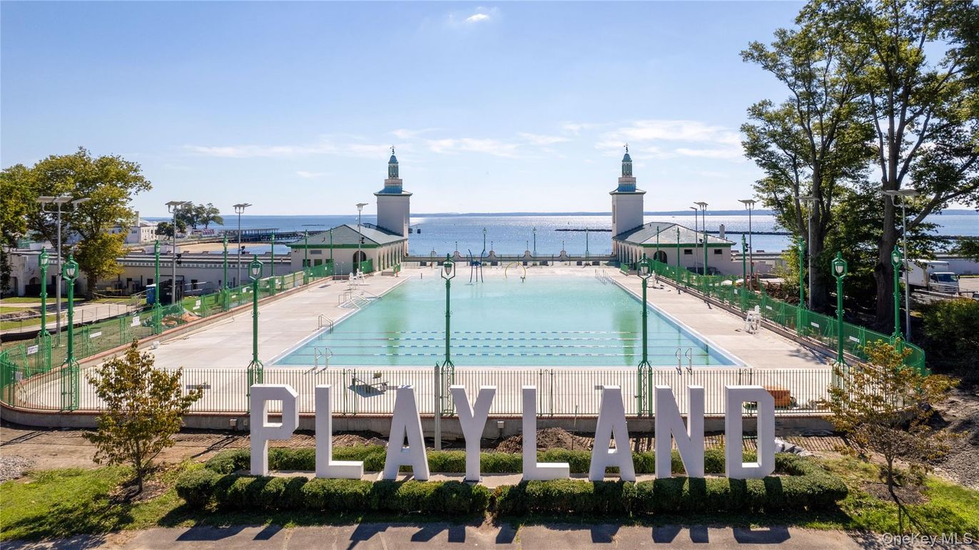 Exterior, Pool, Water