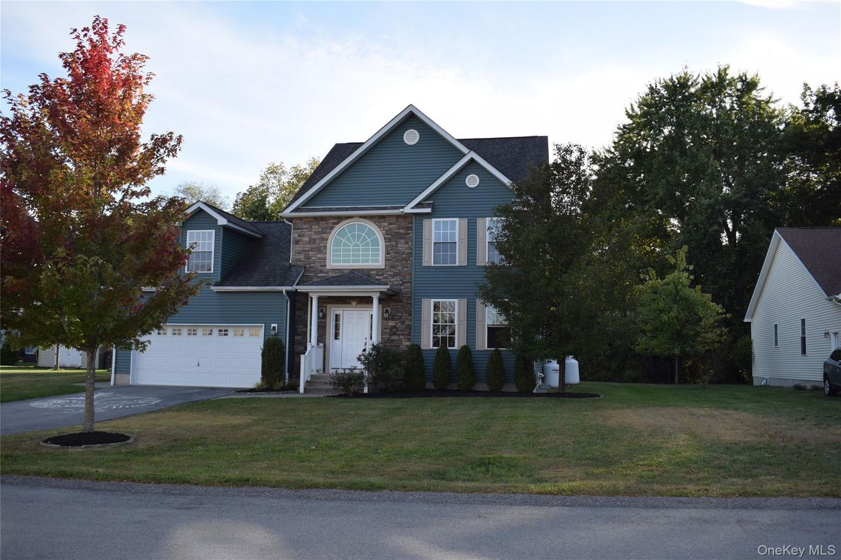 Attached, Exterior, Facade, Brick Traditional