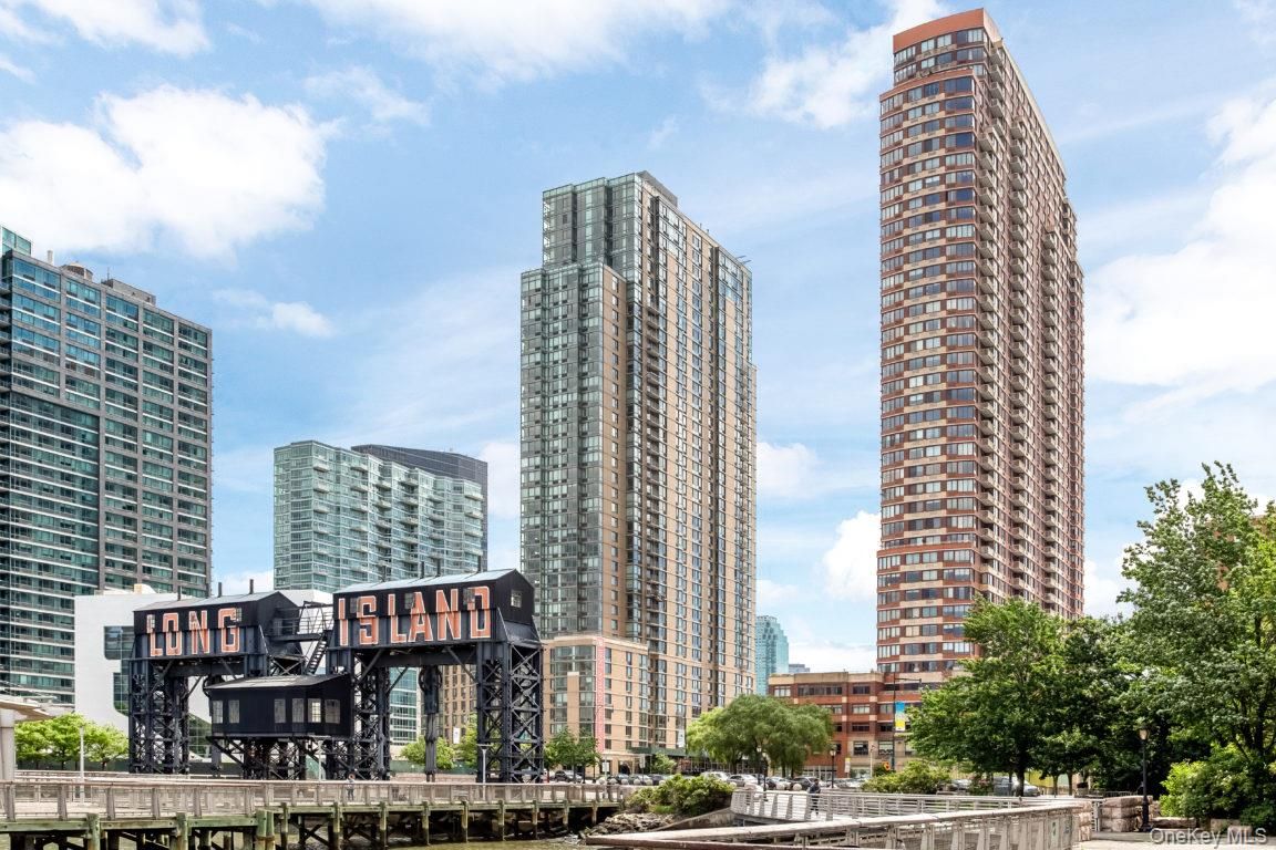 Exterior, Facade, Highrise