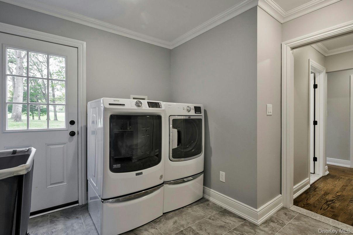 Interior, Washer, Wood Texture Flooring