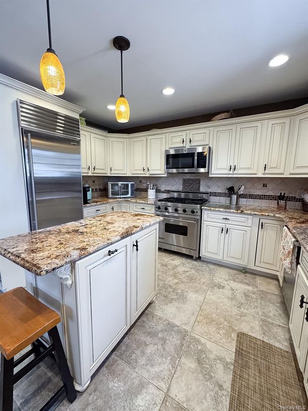 Interior, Kitchen, Pendant Lights, Recessed Lighting, Stainless Steel Appliances