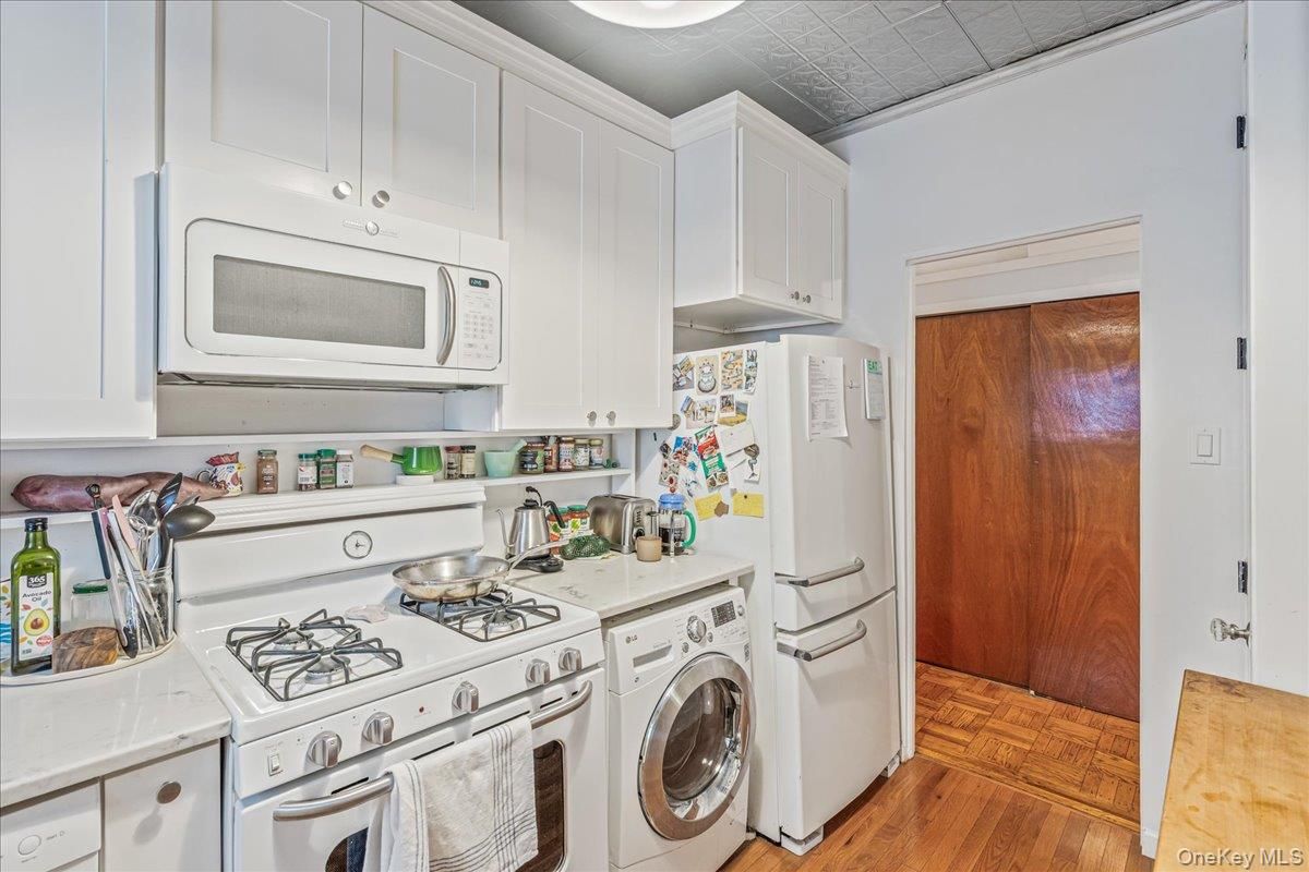 Interior, Washer, Wood Texture Flooring
