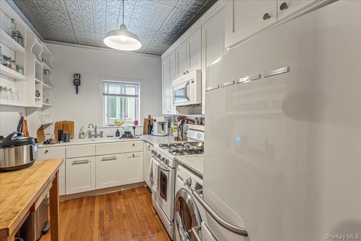 Interior, Kitchen, Washer, Wood Texture Flooring