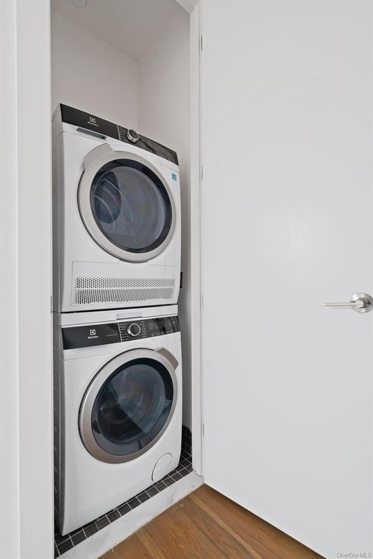 Interior, Utility Closets, Washer, Wood Texture Flooring