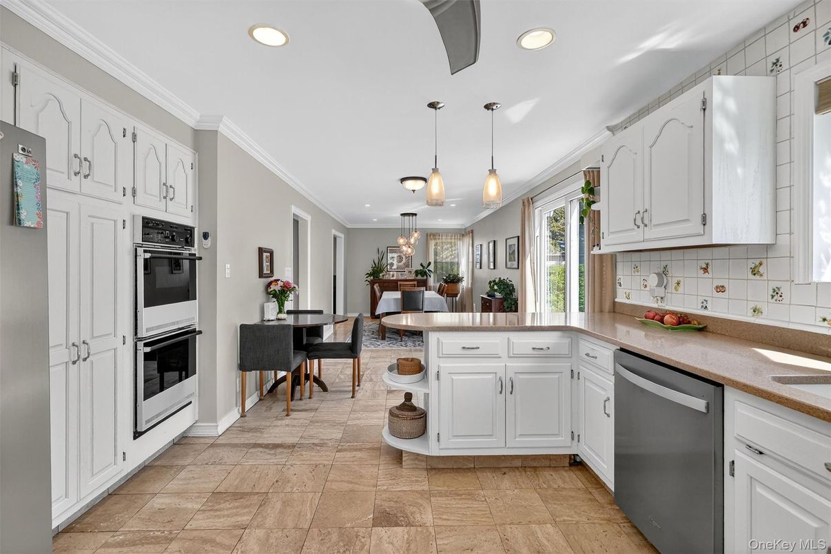 Dining room, Interior, Kitchen, Pendant Lights, Recessed Lighting, Stainless Steel Appliances