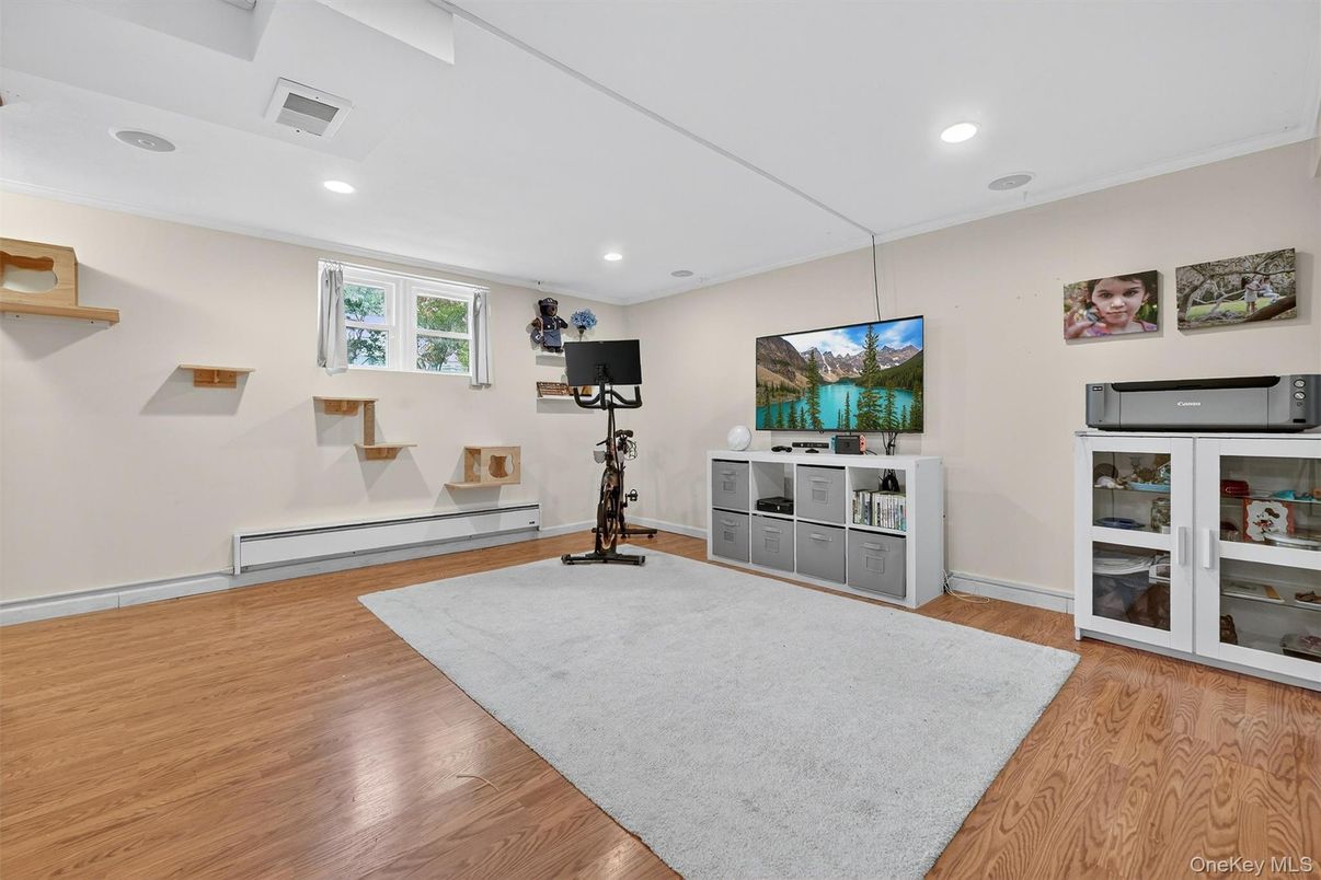 Fitness Equipment, Interior, Recessed Lighting, Wood Texture Flooring