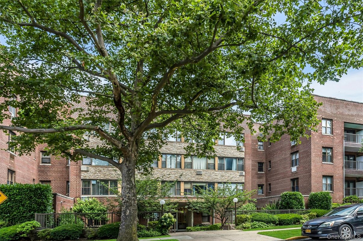 Exterior, Facade, Brick Facade, Rowhouse