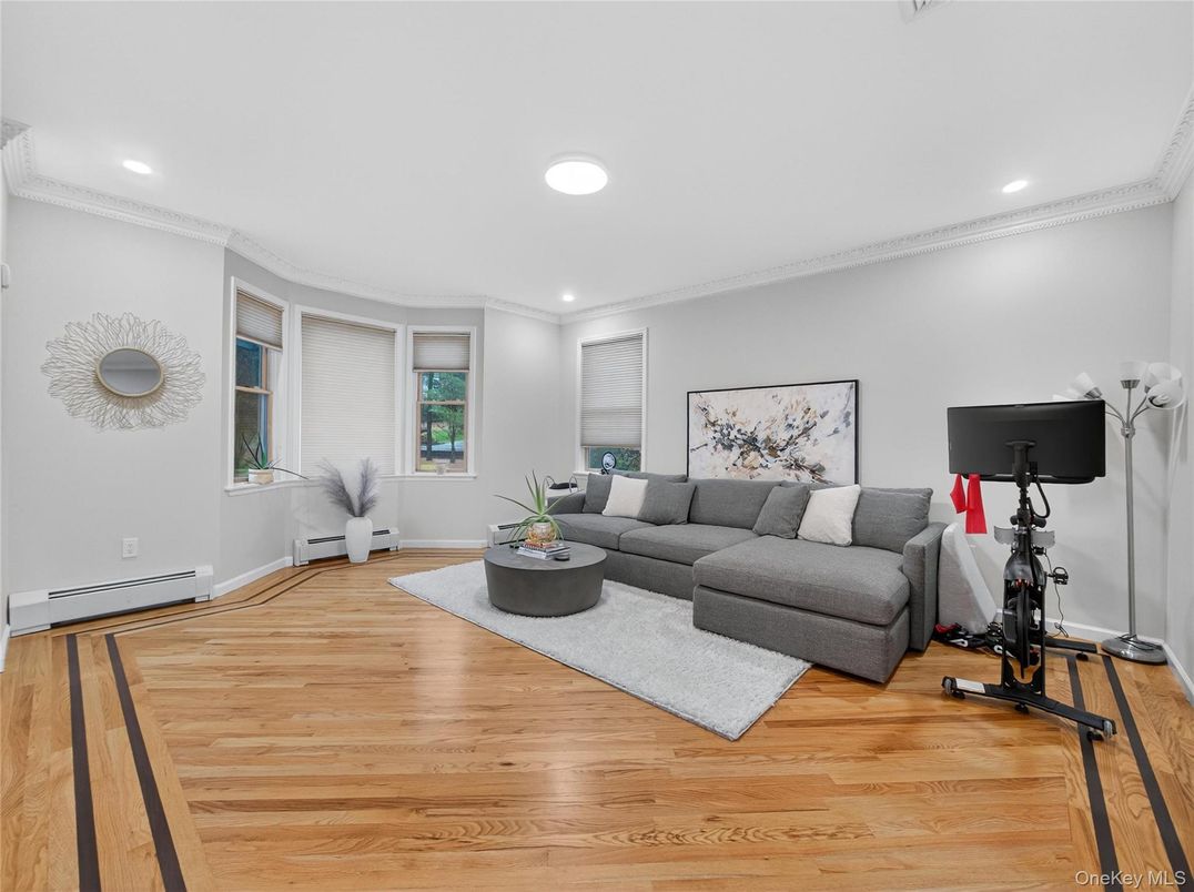 Fitness Equipment, Interior, Living room, Recessed Lighting, Wood Texture Flooring