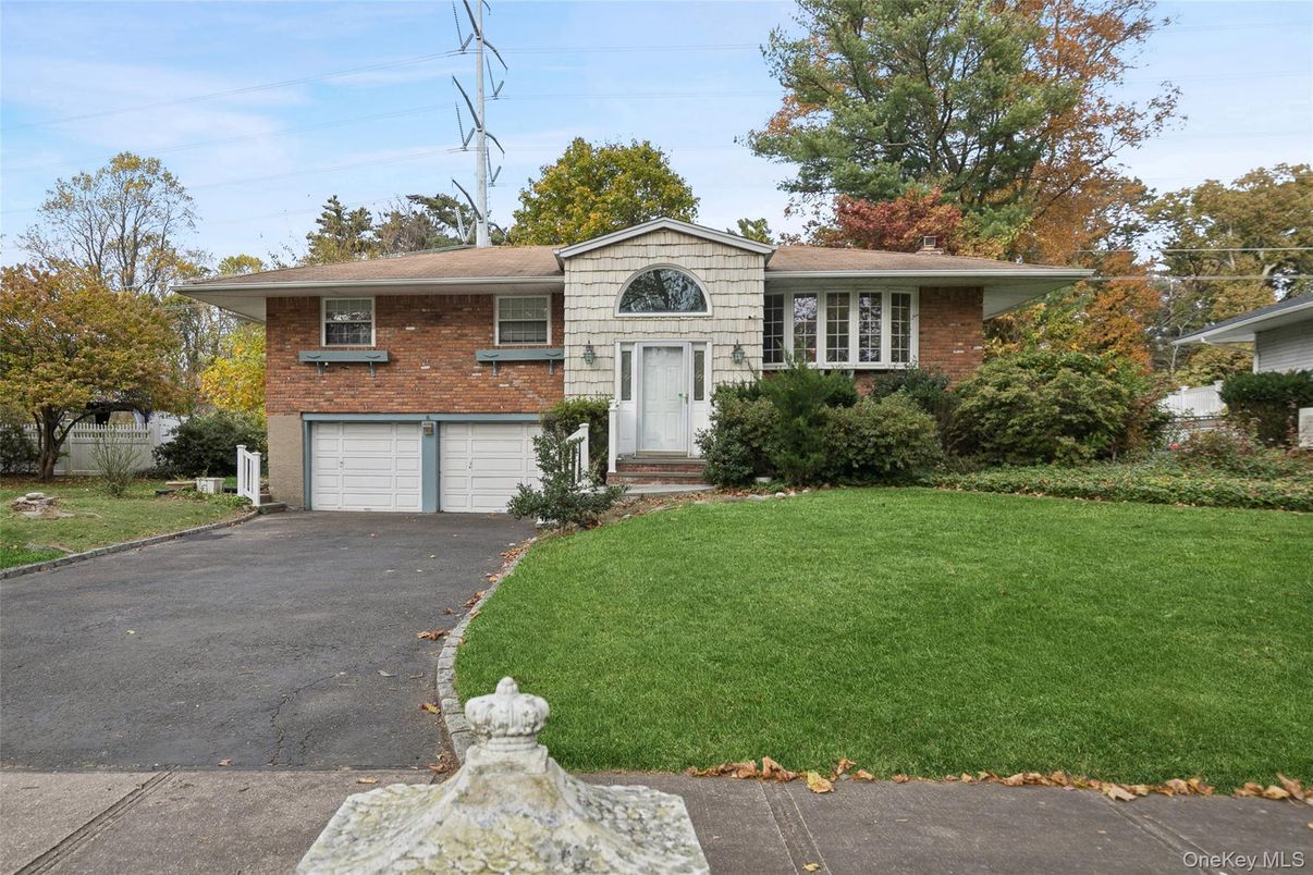 Attached, Exterior, Facade, Brick Facade, Raised Ranch