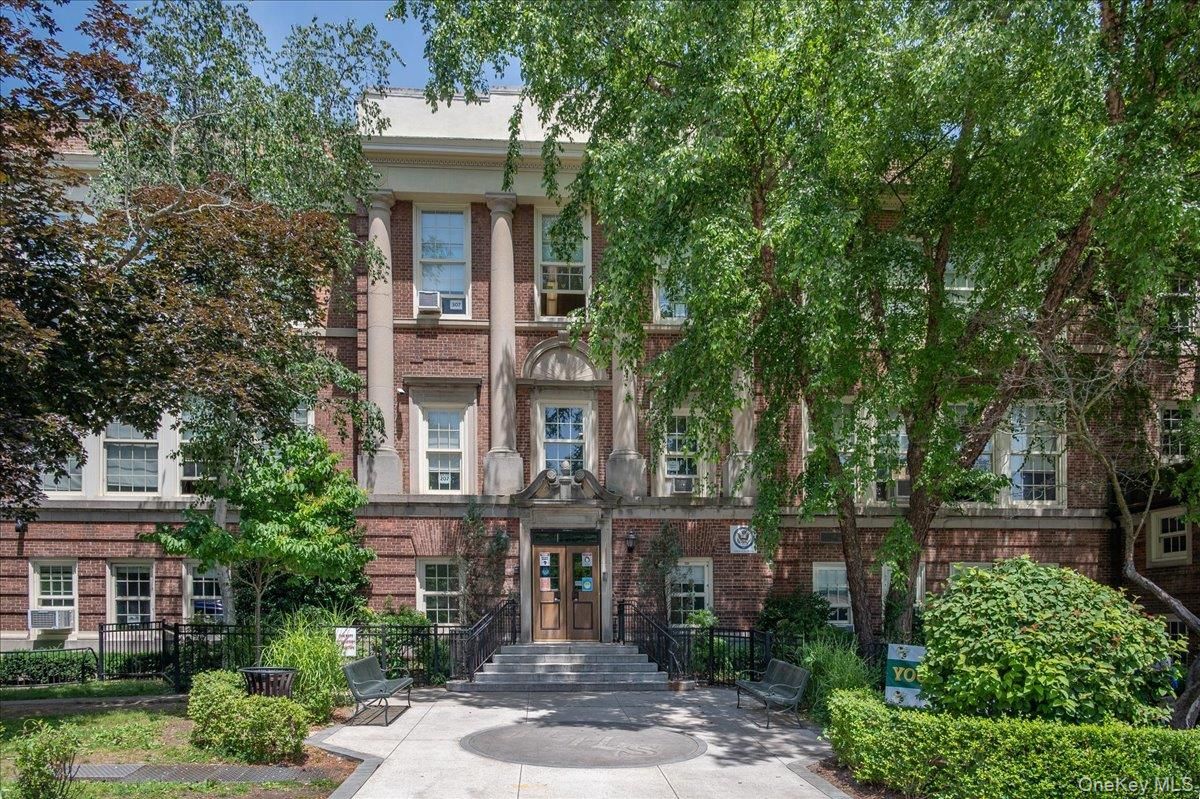 Exterior, Facade, Brick Facade, Rowhouse