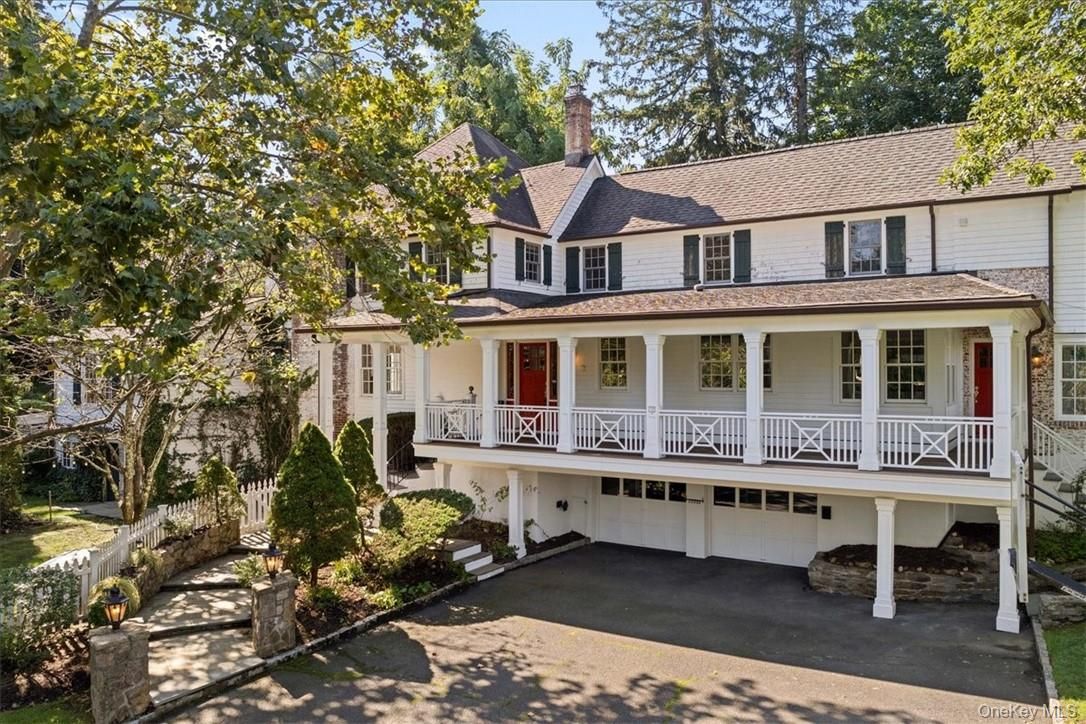 Exterior, Facade, Queen Anne Victorian