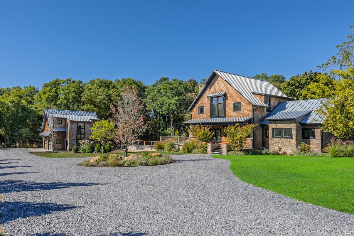 Backyard, Exterior, Facade, Brick Facade, Brick Traditional