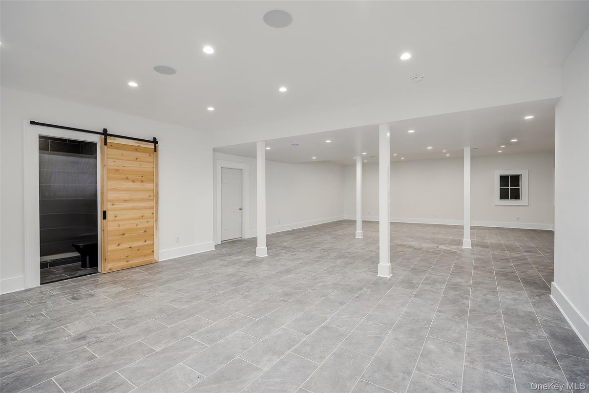 Empty room, Interior, Recessed Lighting, Wooden Walls