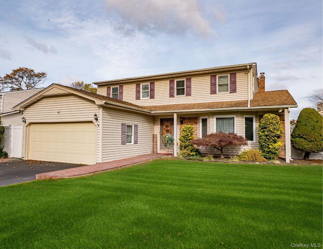 Attached, Exterior, Facade, Split Level