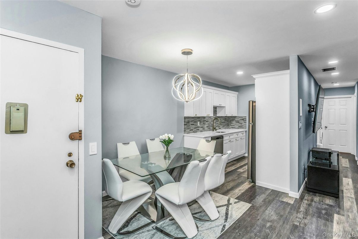 Dining room, Interior, Kitchen, Pendant Lights, Recessed Lighting, Wood Texture Flooring