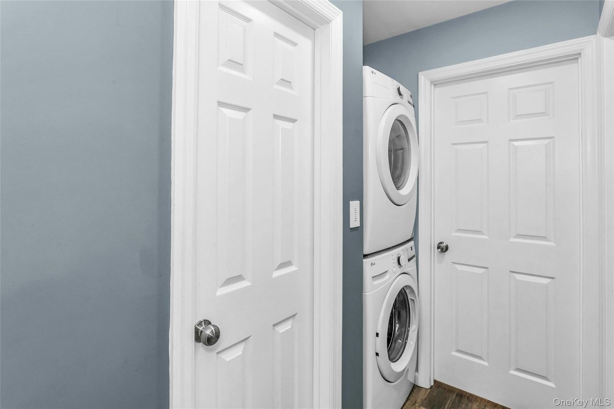 Interior, Utility Closets, Washer, Wood Texture Flooring