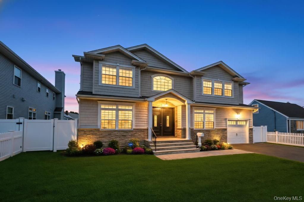 Attached, Exterior, Facade, American Craftsman