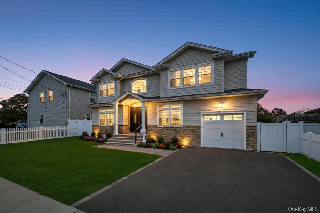 Attached, Exterior, Facade, American Craftsman