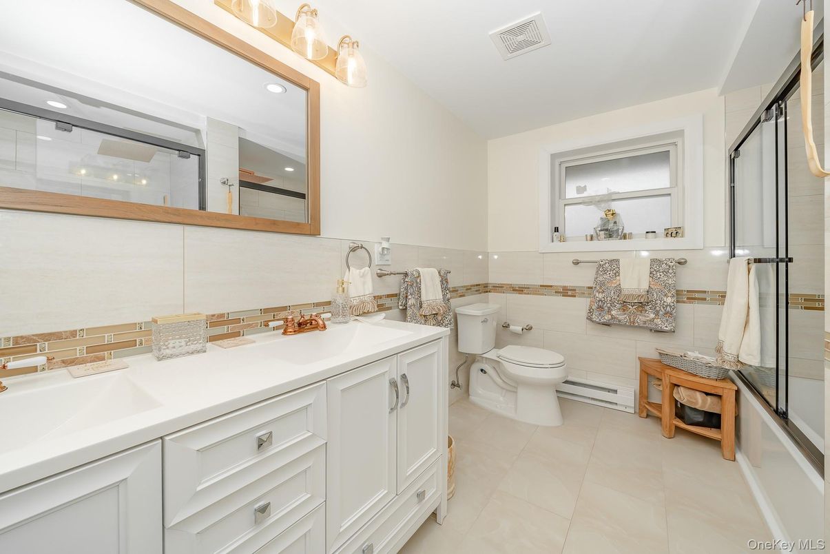 Bathroom, Dual Sink Vanities, Interior, Recessed Lighting