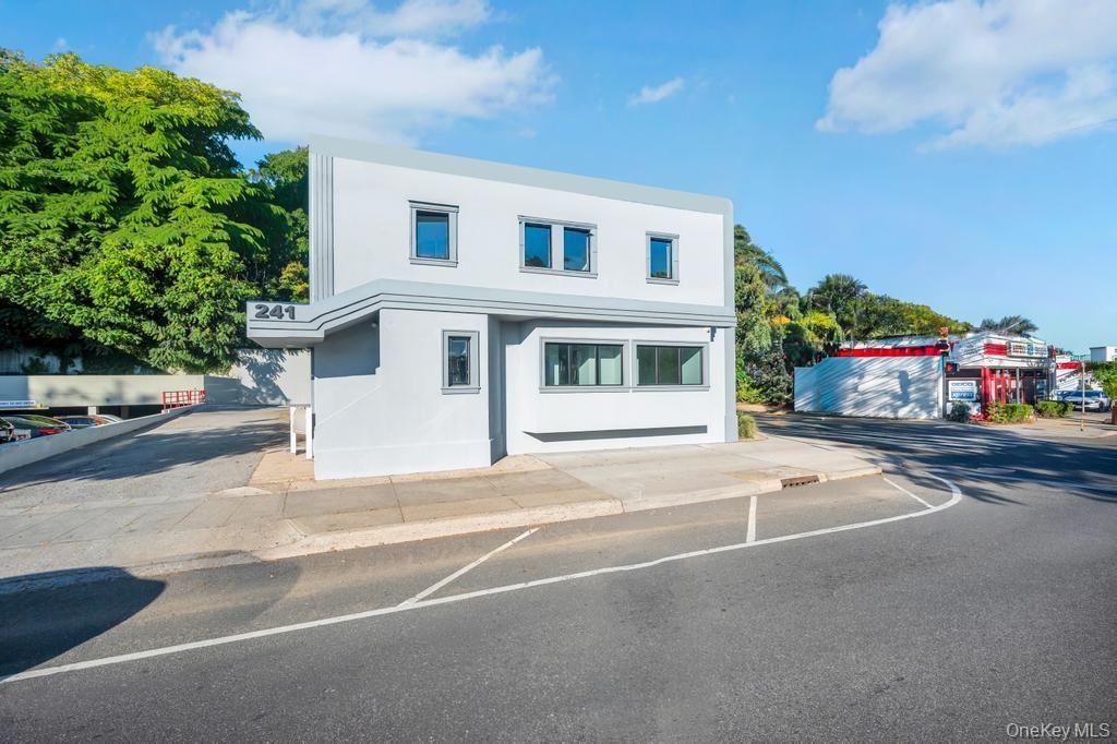 Exterior, Facade, Modern